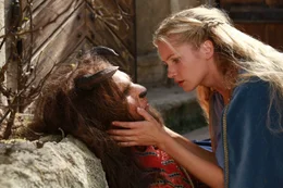 Cornelia Gr&ouml;schel und Maximilian Simonischek als Die Sch&ouml;ne und das Biest.