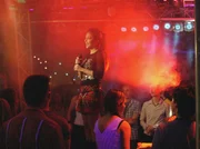 Arzu (Arzu Bazman) in einer Leipziger Karaoke Bar. Eigentlich wollte sie das Lied f&uuml;r Philipp singen, doch Philipp erscheint nicht wie verabredet.