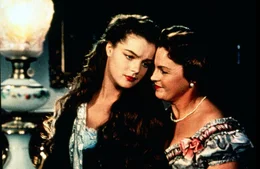 Herzogin Ludovika (Magda Schneider, r.) tr&ouml;stet Sissi (Romy Schneider), die sich in den f&uuml;r ihre Schwester bestimmten Franz Joseph verliebt hat.