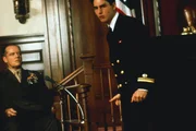 Lt. Daniel Kaffee (Tom Cruise, r.) will Colonel Nathan R. Jessup (Jack Nicholson, l.) aus der Reserve locken, indem er ihn mit seinen Fragen unter Druck setzt. Kaffee vermutet, dass Jessup eine wichtige Rolle in dem Mordfall spielt, doch der Colonel l&auml;sst sich nicht leicht aus der Ruhe bringen.