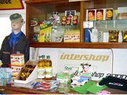 Luxus war in der DDR von Staats wegen nicht vorgesehen. Trotzdem hatten die Handelsunternehmen "Genex", "Intershop" oder "Delikat" auch Luxusg&uuml;ter im Angebot. Doch wer shoppen wollte, brauchte Westgeld.