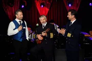 Da Staff-Kapitän Martin Grimm (Daniel Morgenroth, M.) keinen Stargast für den Galaabend gefunden hat, greift er selbst zur Ukulele. Unterstützung erhält er von Tobias (Sasha, r.) und Kapitän Max Parger (Florian Silbereisen, r.). Da Staff-Kapitän Martin Grimm (Daniel Morgenroth, M.) keinen Stargast für den Galaabend gefunden hat, greift er selbst zur Ukulele. Unterstützung erhält er von Tobias (Sasha, r.) und Kapitän Max Parger (Florian Silbereisen, r.).