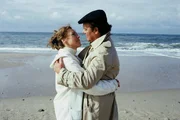 Schwester Christa (Gaby Dohm, l.) und Klaus Brinkmann (Klausjürgen Wussow, r.) sind sich sehr nahe gekommen. Weit weg von der Klinik, am Nordseestrand, entdecken sie ihre Gefühle.
