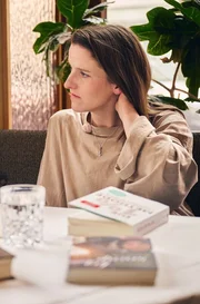 RUNDFUNK BERLIN-BRANDENBURG Helene Hegemann mit neuem Literaturformat "Longreads" in der ARD Mediathek Longreads stehen im Journalismus für lange Erzählungen, die erlauben, tiefer in eine Geschichte einzudringen. Genau das ist das Konzept der neuen, gleichnamigen Literatursendung mit Autorin und Regisseurin Helene Hegemann (Foto). Welche Bedeutung liegt hinter dem Erzählten? Was hat ein Buch mit unserem Leben und Denken zu tun? Was für eine Wirkkraft kann Literatur haben? Die ersten drei Folgen von "Longreads" (rbb, SWR, ARD Kultur) sind ab 26. März 2024 in der ARD Mediathek verfügbar. - Keyvisual © rbb/Christian Pries, honorarfrei - Verwendung gemäß der AGB im engen inhaltlichen, redaktionellen Zusammenhang mit genannter rbb-Sendung und bei Nennung "Bild: rbb/Christian Pries" (S2+). rbb Presse & Information, Masurenallee 8-14, 14057 Berlin, Tel: 030/97 99 3-12118 oder -12116, pressefoto@rbb-online.de