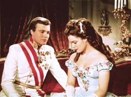 L-R: Kaiser Franz-Joseph (Karlheinz B&ouml;hm), Prinzessin Elisabeth "Sissi" von Bayern (Romy Schneider)