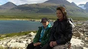 Sommer im Nationalpark Lapponia. Wie die V&ouml;gel im Winter in den S&uuml;den, so zieht es die Sami wie Victoria Harnesk und ihren Sohn Niila im Sommer ins Fj&auml;ll (ins Gebirge zwischen Schweden und Norwegen).