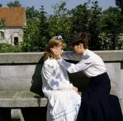 Der Abschied von Lena (Susanne Uhlen), die heiratet, ist für Annemarie (Anja Bayer) ein schwerer Schicksalsschlag. Der Abschied von Lena (Susanne Uhlen), die heiratet, ist für Annemarie (Anja Bayer) ein schwerer Schicksalsschlag.