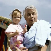 Um Franziska (Frauke Tholen) bemüht sich Werner (Peter Weck) besonders, denn schließlich ist sie die Jüngste und dazu noch seine eigene Tochter. Um Franziska (Frauke Tholen) bemüht sich Werner (Peter Weck) besonders, denn schließlich ist sie die Jüngste und dazu noch seine eigene Tochter.