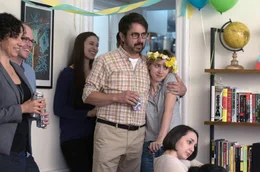 Emily (Zoe Kazan) und ihr Vater Terry (Ray Romano) feiern ihre R&uuml;ckkehr aus dem Krankenhaus mit Freunden.