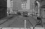 Das Jahr 1961 - die Mauer wird gebaut, die Berliner erleben kosmische Sensationen, der Westen tanzt Twist und der Osten kreiert einen eigenen Modetanz. Foto: Der Mauerbau zwischen Jacobstraße und Moritzplatz. Das Jahr 1961 - die Mauer wird gebaut, die Berliner erleben kosmische Sensationen, der Westen tanzt Twist und der Osten kreiert einen eigenen Modetanz. Foto: Der Mauerbau zwischen Jacobstraße und Moritzplatz.
