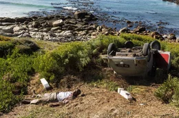 Nach dem Unfall: Hamilton (Loyiso MacDonald) ist verletzt.