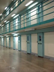 Lockdown blickt hinter die Mauern des Fremont Correctional Facility in Colorado. Hier sitzt etwa die H&auml;lfte aller Sexualstraft&auml;ter von Colorado ein, eine Tatsache, die die &uuml;brigen Insassen und auch das Gef&auml;ngnispersonal t&auml;glich vor besondere Herausforderungen stellt ...