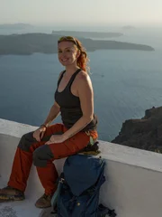 Jess Phoenix am Aussichtspunkt von Fira, Santorin, Griechenland.