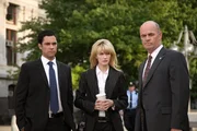 Arbeiten an einem neuen Fall: Scott (Danny Pino, l.), Lilly (Kathryn Morris, M.) und John (John Finn, r.) ...