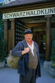 12. Der Landstreicher (Gustl Bayrhammer) muss wegen einer Verletzung die Schwarzwaldklinik aufsuchen. Noch ahnt er nicht, welche Überraschung ihm bevorsteht.