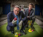 DCI John Barnaby (Neil Dudgeon, l.) und sein Assistent DS Jamie Winter (Nick Hendrix, r.) sind erneut verblüfft über die Kreativität, mit der in der Grafschaft Midsomer Menschen ins Jenseits befördert werden. Der Cricket-Spieler Leo Henderson (Bruce Lawrence, M.) wurde mit einer Ballmaschine malträtiert.