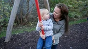 Alleinerzieherin Claudia mit ihrem Sohn auf dem Spielplatz. Alleinerzieherin Claudia mit ihrem Sohn auf dem Spielplatz.