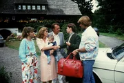 Frau Michaelis (Evelyn Hamann) ist völlig durcheinander. Sie fährt nach Kanada. Die Familie Brinkmann verabschiedet sie: Udo (Sascha Hehn, re.), Frau Michaelis (Evelyn Hamann), Prof. Brinkmann (Klausjürgen Wussow), Christa mit Benjamin (Gaby Dohm und Andreas Winterhalder), Carola (Olivia Pascal). Frau Michaelis (Evelyn Hamann) ist völlig durcheinander. Sie fährt nach Kanada. Die Familie Brinkmann verabschiedet sie: Udo (Sascha Hehn, re.), Frau Michaelis (Evelyn Hamann), Prof. Brinkmann (Klausjürgen Wussow), Christa mit Benjamin (Gaby Dohm und Andreas Winterhalder), Carola (Olivia Pascal).