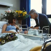 Werner (Peter Weck, r.) darf als Erster das neugeborene Baby Franziska und die glückstrahlende Mutter (Thekla Carola Wied, l.) besuchen.