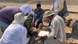 Dr. Afifi Rohim (r.) und das Team von Knochenspezialisten bei der Arbeit an einem in der Stadt gefundenen Skelett.