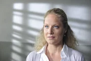 Die Rechtsanwältin und Freundin von Martin, Dr. Andrea Junginger (Tessa Mittelstaedt), übernimmt die Verteidigung von Hans.