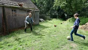 Manuel (Leonard Seyd, r.) und Adsche (Peter-Heinrich Brix, l.) beim Fu&szlig;ball spielen. Hat der Einsatz der Beiden am Ende vielleicht gar nicht so viel mit dem Nennwert, sondern eher damit zu tun, dass ihnen der Junge ans Herz gewachsen ist?