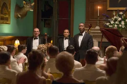 Der einzige Schwarze unter Wei&szlig;en: Dr. Donald Shirley (Mahershala Ali, re.) tritt mit dem Cellisten Oleg (Dimiter D. Marinov, li.) und dem Bassisten George (Mike Hatton, m.) in den S&uuml;dstaaten auf.
