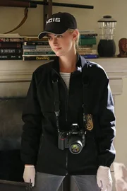 Ist den Drahtziehern des schmutzigen Schutzwesten-Geschäfts auf der Spur: Eleanor Bishop (Emily Wickersham) ...