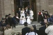 Das glückliche Brautpaar verlässt die Kirche (Gaby Dohm und Klausjürgen Wussow).