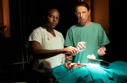 Geheime Operation: Dr. Barnard (Alexander Scheer, re.) arbeitet mit Krankhausg&auml;rtner Hamilton (Loyiso MacDonald).