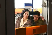 Pauline Hobrecht (Agnes Decker, l.) und Samir Amari (Skandar Amini, r.) kommen an der Tankstelle an und schauen ins Fenster.
