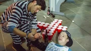 Sven (Michael Raphael Klein, l.) und Kevin (Vincent Kr&uuml;ger) spielen Bierpong in der Kirche. Dabei bricht sich Kevin den Arm.