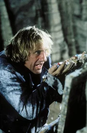 Edmond Dantès (Gérard Depardieu) findet den von dem Abbé Faria versprochenen Schatz auf der Insel Monte Christo.