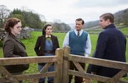 Die Farmer Elsie Crabtree (l, Chloe Harris), und Richard Alderson (r, Tony Pitts) haben Probleme mit ihrem erkrankten Vieh. Helen Herriot (2.v.l., Rachel Shenton) und James Herriot (Nicholas Ralph) versuchen zu helfen. Die Farmer Elsie Crabtree (l, Chloe Harris), und Richard Alderson (r, Tony Pitts) haben Probleme mit ihrem erkrankten Vieh. Helen Herriot (2.v.l., Rachel Shenton) und James Herriot (Nicholas Ralph) versuchen zu helfen.