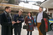 Während das Ehepaar Anton (Dieter Fischer, r.) und Hilde Stadler (Isabel Mergl, 2.v.r.) Urlaub im Hotel Bergkamm macht, ermitteln Hansen (Igor Jeftić, l.) und Mohr (Max Müller, 2.v.l.) im aktuellen Mordfall. Während das Ehepaar Anton (Dieter Fischer, r.) und Hilde Stadler (Isabel Mergl, 2.v.r.) Urlaub im Hotel Bergkamm macht, ermitteln Hansen (Igor Jeftić, l.) und Mohr (Max Müller, 2.v.l.) im aktuellen Mordfall.