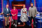 Gastgeber Florian Weber begr&uuml;&szlig;t im SWR Wissensquiz &bdquo;Meister des Alltags&ldquo; prominente Kandidaten (v. li.): Telefonschreck Bodo Bach, Comedienne Meltem Kaptan, Moderatorin Enie van de Meiklokjes und Schauspieler Antoine Monot Jr.