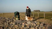 Steine setzen gegen die Sturmflut. Jürgen und Sabine Kolk wollen Weihnachten zusammen mit ihren Kindern feiern. Auf Gröde leben nur neun Menschen.