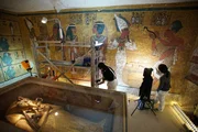 Workers inside Tut&rsquo;s tomb