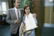 Konrad Pesch (J&uuml;rgen Schmidt) bringt Gertrud Melldorf (Loni von Friedl) ins Krankenhaus zur&uuml;ck und versucht gegen&uuml;ber Klaus und Udo Brinkmann (Klausj&uuml;rgen Wussow und Sascha Hehn, nicht im Bild) die Verletzung als ein Unfall hinzustellen.