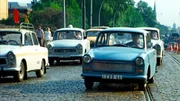 Autos wie Trabant, Wartburg, Ford Taunus oder VW Käfer sind früher so etwas wie ein Familienmitglied und die Städte scheinen jedes Jahr ein bisschen autogerechter zu werden. Der Film blickt zurück auf kuriose und dramatische Themen, die Autofahrer von den 1950ern bis in die 1990er Jahre bewegt haben wie die Ölkrise, Smog, Tempolimit, Politessen, Parkhäuser oder Drive-In-Bankfilialen. - Trabant im Verkehr. Autos wie Trabant, Wartburg, Ford Taunus oder VW Käfer sind früher so etwas wie ein Familienmitglied und die Städte scheinen jedes Jahr ein bisschen autogerechter zu werden. Der Film blickt zurück auf kuriose und dramatische Themen, die Autofahrer von den 1950ern bis in die 1990er Jahre bewegt haben wie die Ölkrise, Smog, Tempolimit, Politessen, Parkhäuser oder Drive-In-Bankfilialen. - Trabant im Verkehr.