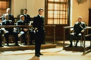 Lt. Daniel Kaffee (Tom Cruise, M.) k&auml;mpft vor Gericht, um die Wahrheit ans Licht zu bringen. Bringt ihn die Aussage von Lt. Dave Spradling (Matt Craven, r.) einen Schritt n&auml;her an sein Ziel?
