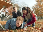 MDR Fernsehen IN ALLER FREUNDSCHAFT FOLGE 216, "Amors Pfeil". Birte (Doreen Dietel) und Marc (Roland Peek) kümmern sich um den am Boden liegenden, schwer verletzten Tim (Moritz Führmann). MDR Fernsehen IN ALLER FREUNDSCHAFT FOLGE 216, "Amors Pfeil". Birte (Doreen Dietel) und Marc (Roland Peek) kümmern sich um den am Boden liegenden, schwer verletzten Tim (Moritz Führmann).