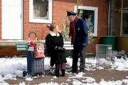 Bahnhofsvorsteher Hannes Prokop (Horst Sachtleben) spricht Helene Dannenberg (Petra Kelling), kurz vor ihrer Reise zu ihrem Sohn, auf dem Bahnsteig an.