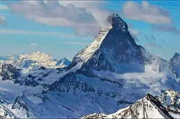Das Matterhorn, Wahrzeichen der Schweiz. 1865 erklomm der Brite Edward Whymper nach dramatischem Zweikampf als Erster den Gipfel.