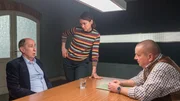 Kriminalhauptkommissar Jan Reuter (Udo Kroschwald, r.) und Kommissarin Karoline Joost (Nike Fuhrmann, M.) befragen den "Alibi-Agenten" Herrn Kerner (Manfred Möck, l.), der für eine Alibi-Agentur arbeitet. Er ist mit dafür verantwortlich, dass seine Kunden ihre Lügen leben können. Aber hat er mit seiner Arbeit auch unwissentlich einen Mord gedeckt? Oder steckt er vielleicht noch viel tiefer mit drin?