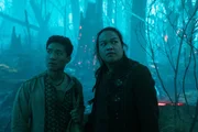 Gai (Jan Liem, l.) und Teo (Viet Anh Alexander Tran, r.) sind angespannt und auf der Hut. Der Schattenwald scheint ein ebenso verwunschener wie auch ein gef&auml;hrlicher Ort zu sein.