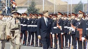 Das Jahr 1963 – US-Präsident Kennedy besucht West-Berlin, Kreml-Chef Chruschtschow und die "Himmelsgeschwister" Gagarin und Tereschkowa den Osten der Stadt. Zu Weihnachten wird die Mauer dank des Passierscheinabkommens für wenige Tage durchlässiger. Eine Berlin-Chronik der Superlative: 30 Folgen, Jahr für Jahr erzählt, von 1961, dem Jahr des Mauerbaus, bis 1990, dem Jahr der Wiedervereinigung. - Kennedy in Berlin im Juni 1963.