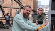 Steffen Otten (l.) und Henning Heide (r.) beim Fotografieren ihrer nachhaltigen Laufkleidung in der Speicherstadt in Hamburg