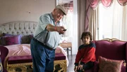Paul Krüger (Horst Krause) hat den kleinen syrischen Flüchtlingsjungen Omar (Caspar Fischer-Ortmann) heimlich in sein Hotelzimmer gebraucht und erklärt ihm den Fernseher. Paul Krüger (Horst Krause) hat den kleinen syrischen Flüchtlingsjungen Omar (Caspar Fischer-Ortmann) heimlich in sein Hotelzimmer gebraucht und erklärt ihm den Fernseher.