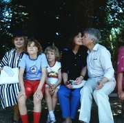 Angi (Thekla Carola Wied, 2. v. r.) und Werner (Peter Weck, r.) sind nicht so bei der Sache, wie Frau Rabe (Bruni L&ouml;bel, l.) und die Kinder Tom (Tarek Helmy, 2. v. l.) und Markus (Timmo Niesner, M.).